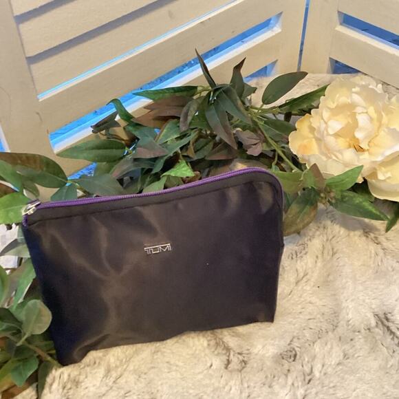 TUMI BLACK COSMETIC BAG - Picture 1 of 4